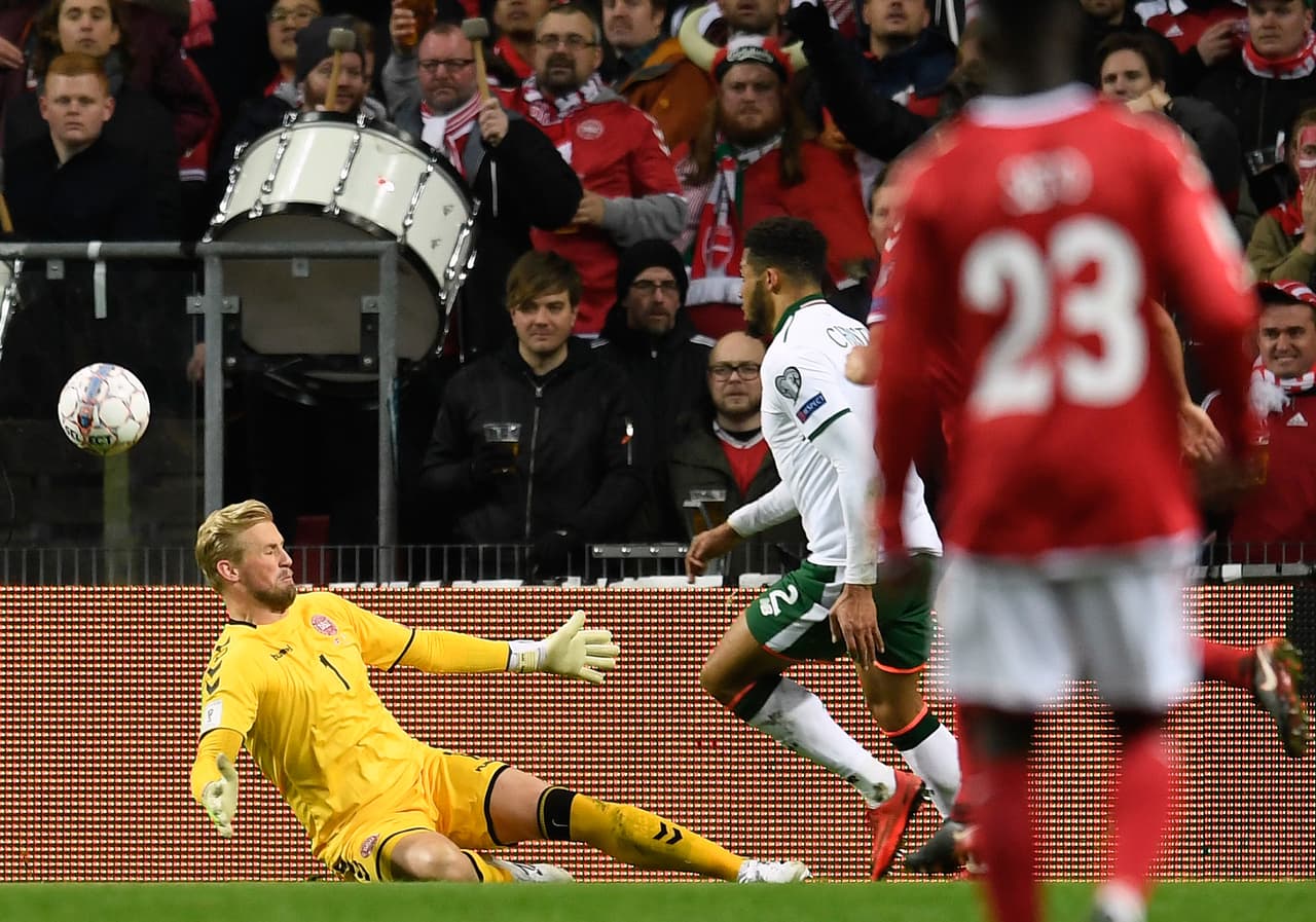 Al minuto 42, la más clara para Irlanda la tuvo Cyrus Christie con este mano a mano que Peter Schmeichel salvó.