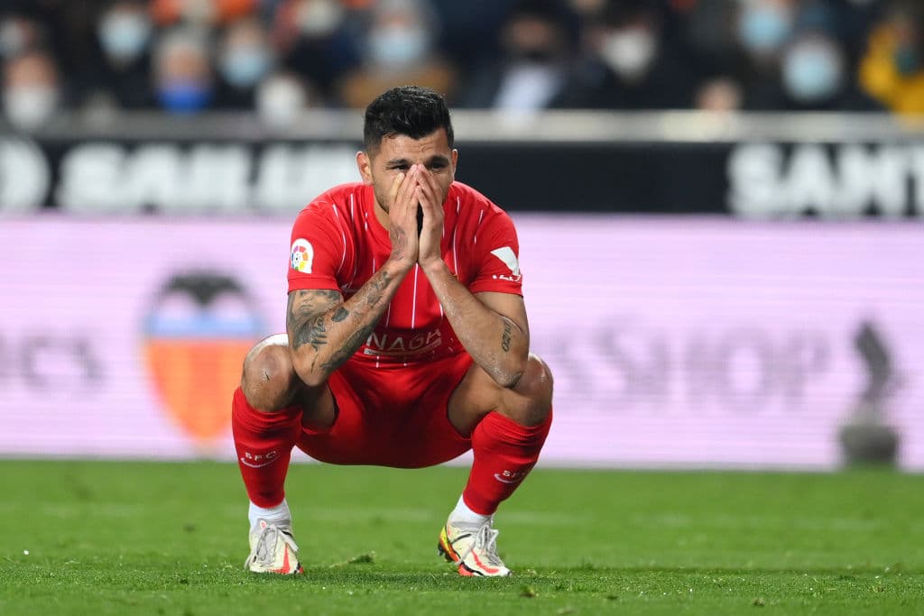 ¡'Tecatito' Corona prende las alarmas en Sevilla!