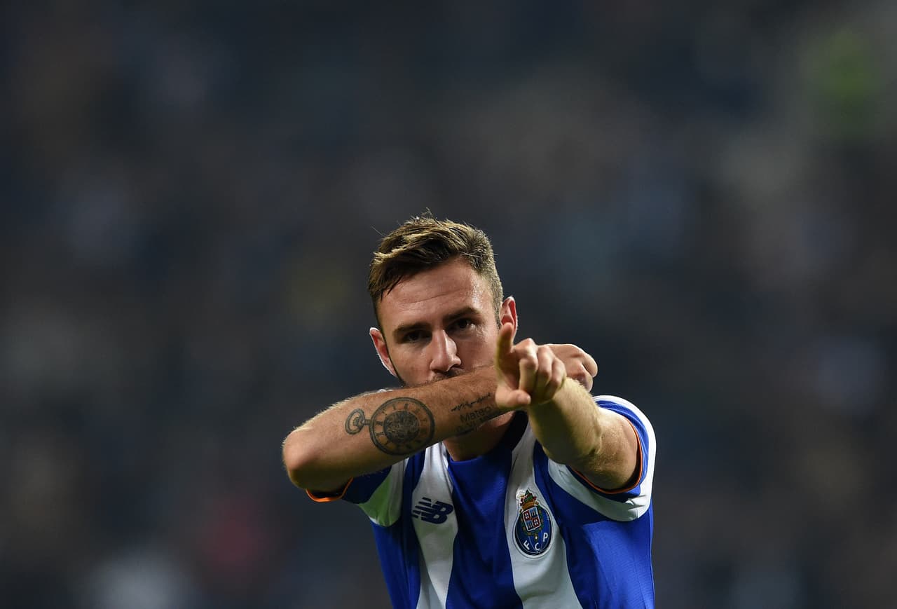 Miguel Layún festeja un gol con el Porto.