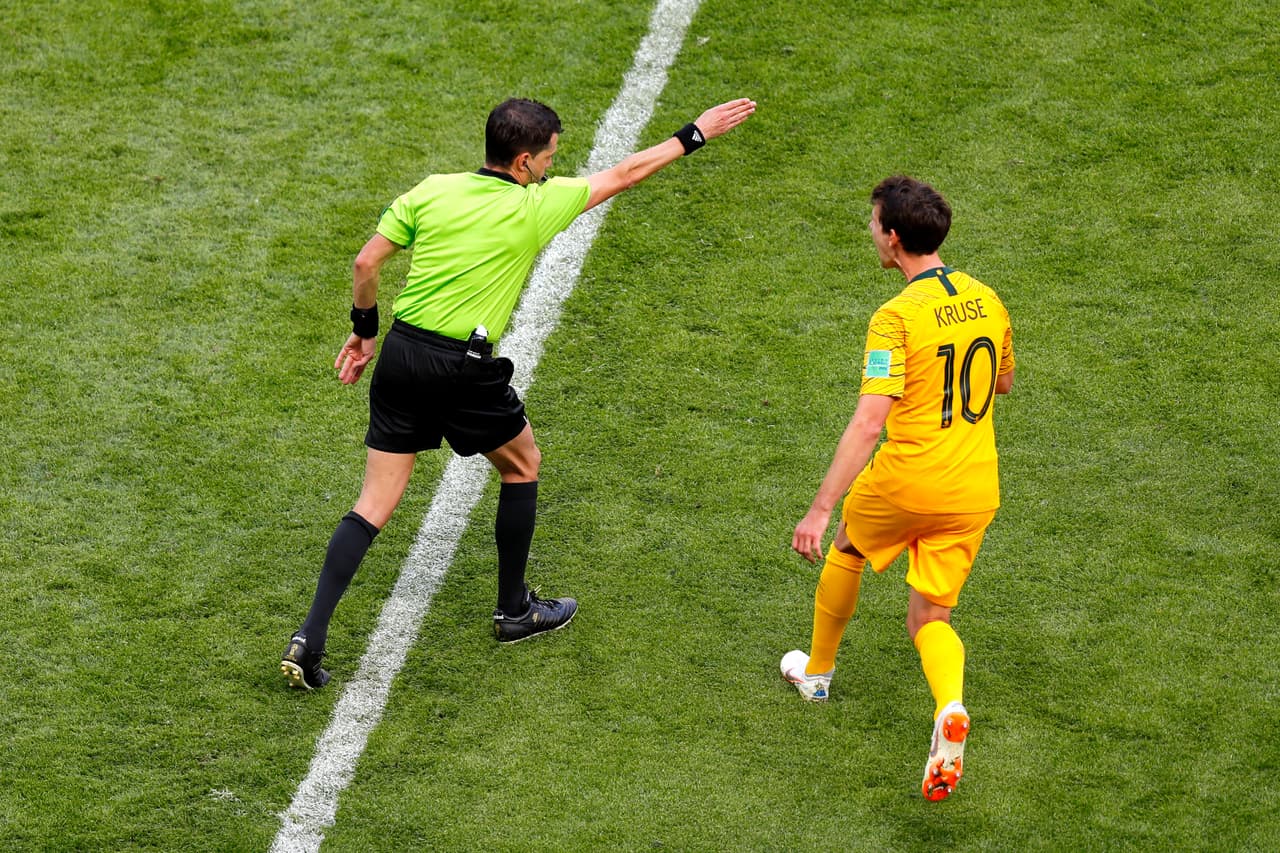 El hecho sucedió al minuto 12 del segundo tiempo cuando el árbitro uruguayo Andrés Cunha recibió la instrucción del penalti a favor de Francia.