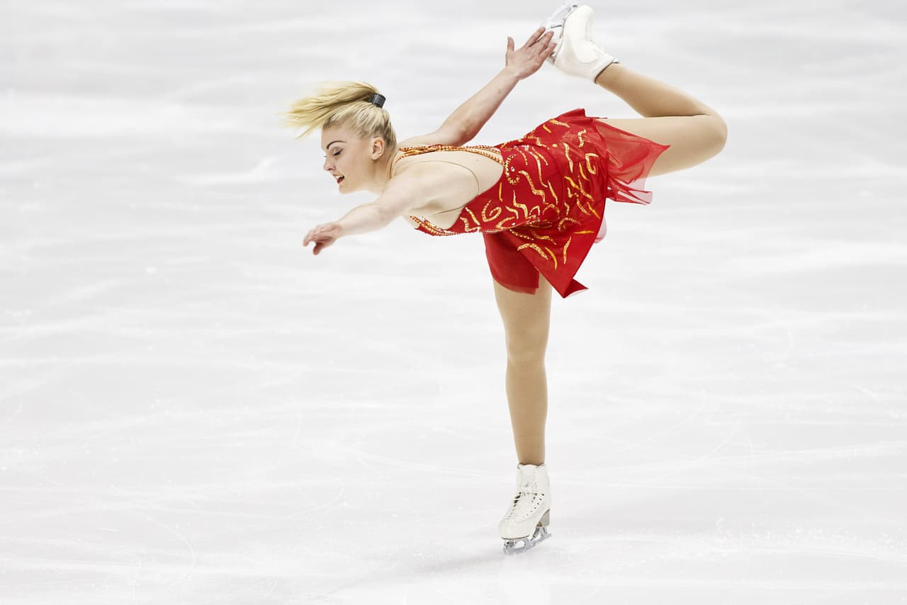 Saltos, piruetas, giros y acrobacias son parte de la rutina del patinaje artístico, como lo demuestra la sueca Joshi Helgesson.