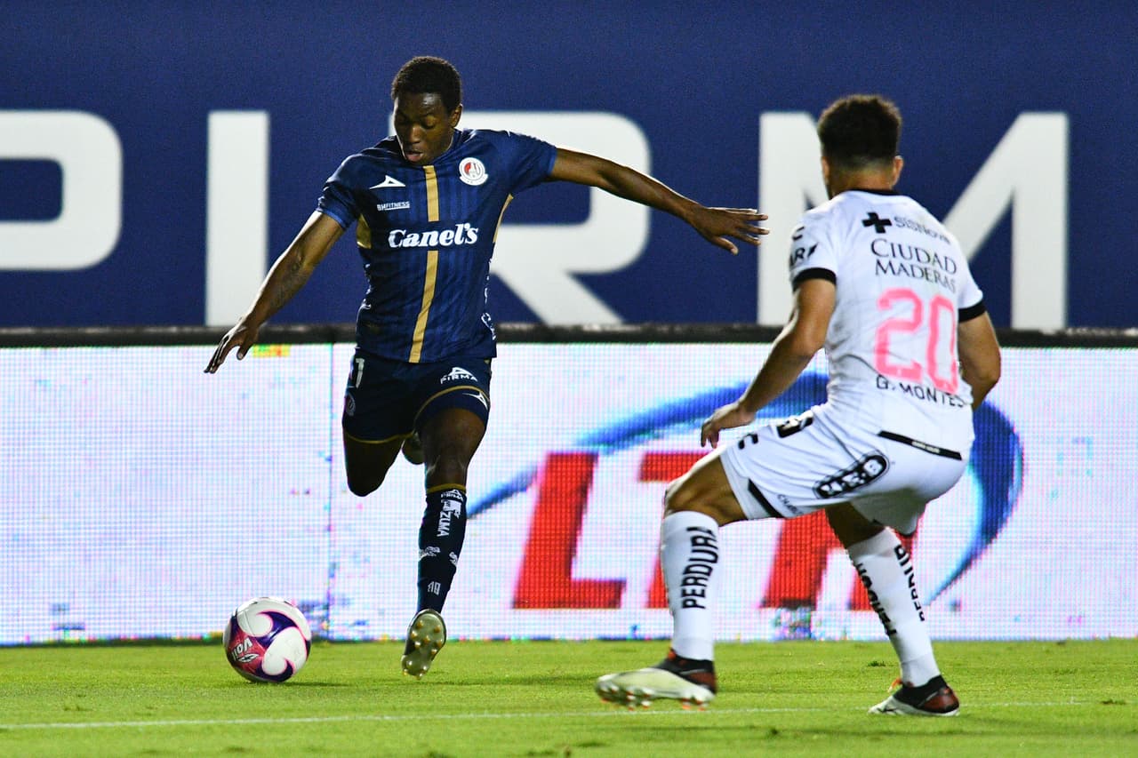 Alcalá rechazó un potente disparo del ecuatoriano Anderson Julio.