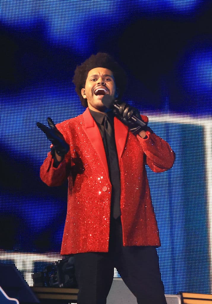 The Weeknd encontró varias formas de hacer que la actuación pareciera pequeña, una especie de secreto susurrado frente a una audiencia que supera los 100 millones.