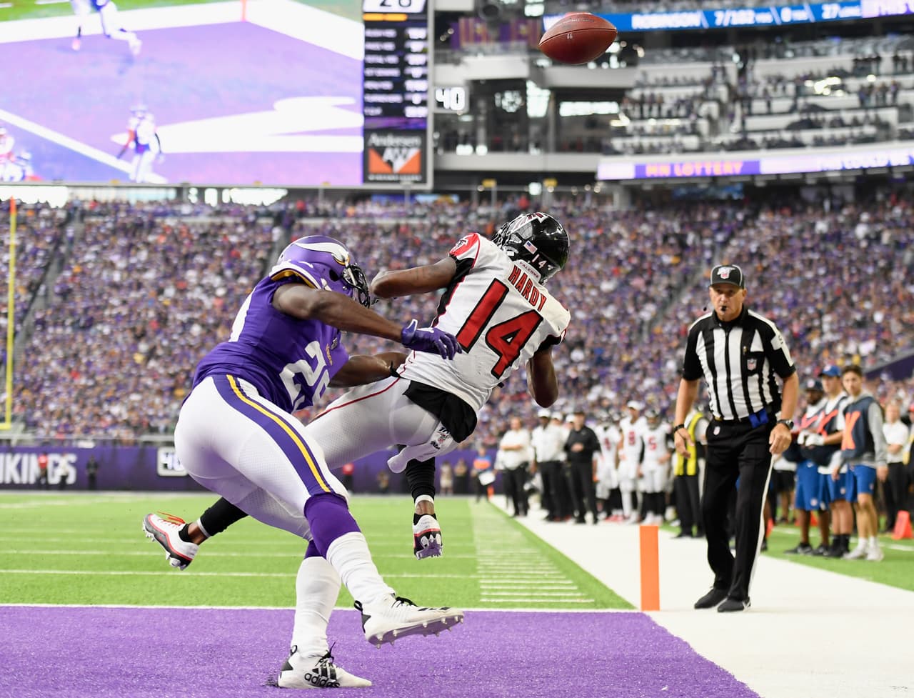 Xavier Rhodes #29 de los Minnesota Vikings evitó una anotación de los Falcons.