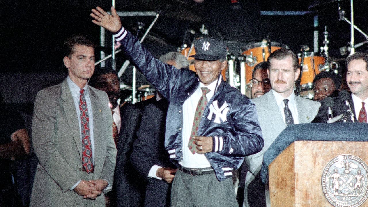 En 1990, Nelson Mandela es recibido por 80,000 personas al comienzo de una gira de 11 días por los Estados Unidos, luego de salir de prisión en Sudáfrica.