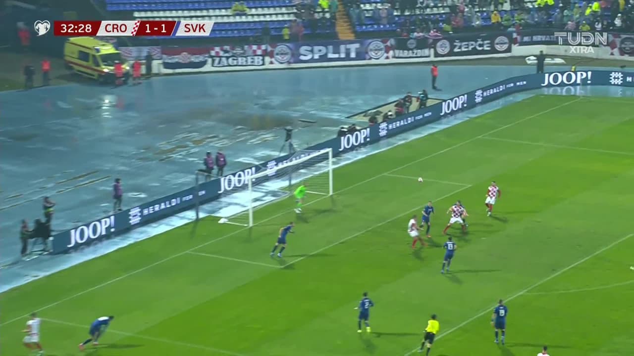 ¡TIRO ATAJADO! disparo por Andrej Kramaric.