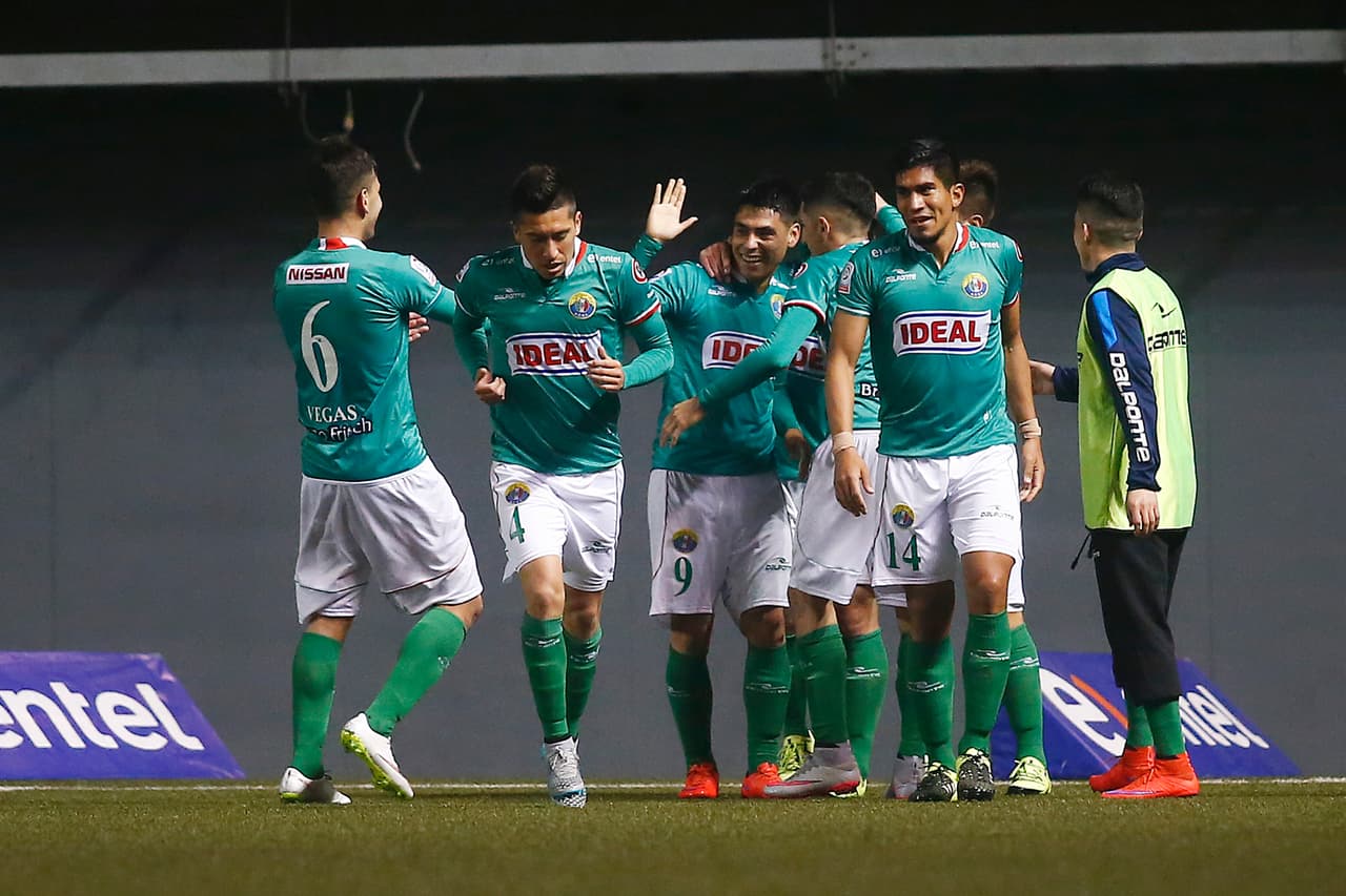 Pese a ello, no se dejó opacar y con el primer equipo de Audax tuvo destacadas actuaciones en el ámbito nacional e internacional. Fueron en total 139 partidos y 44 goles.