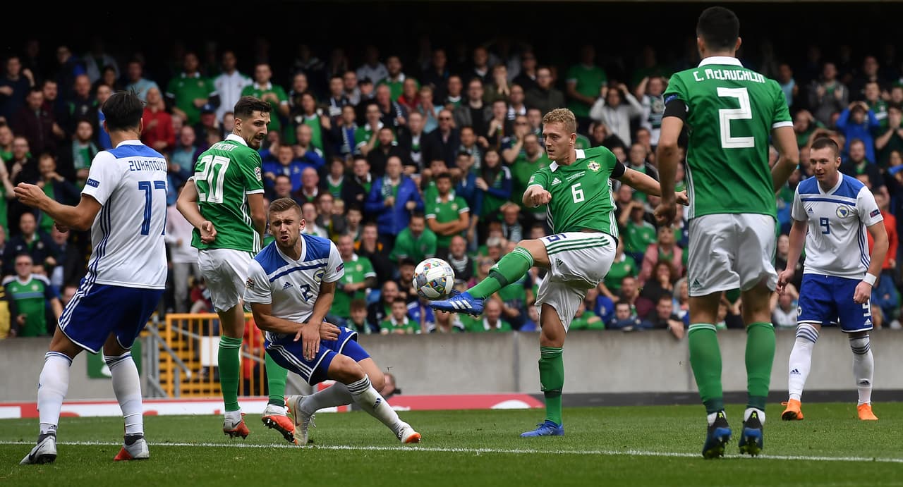 Fueron varias las oportunidades que dilapidaron los locales como esta de George Saville.