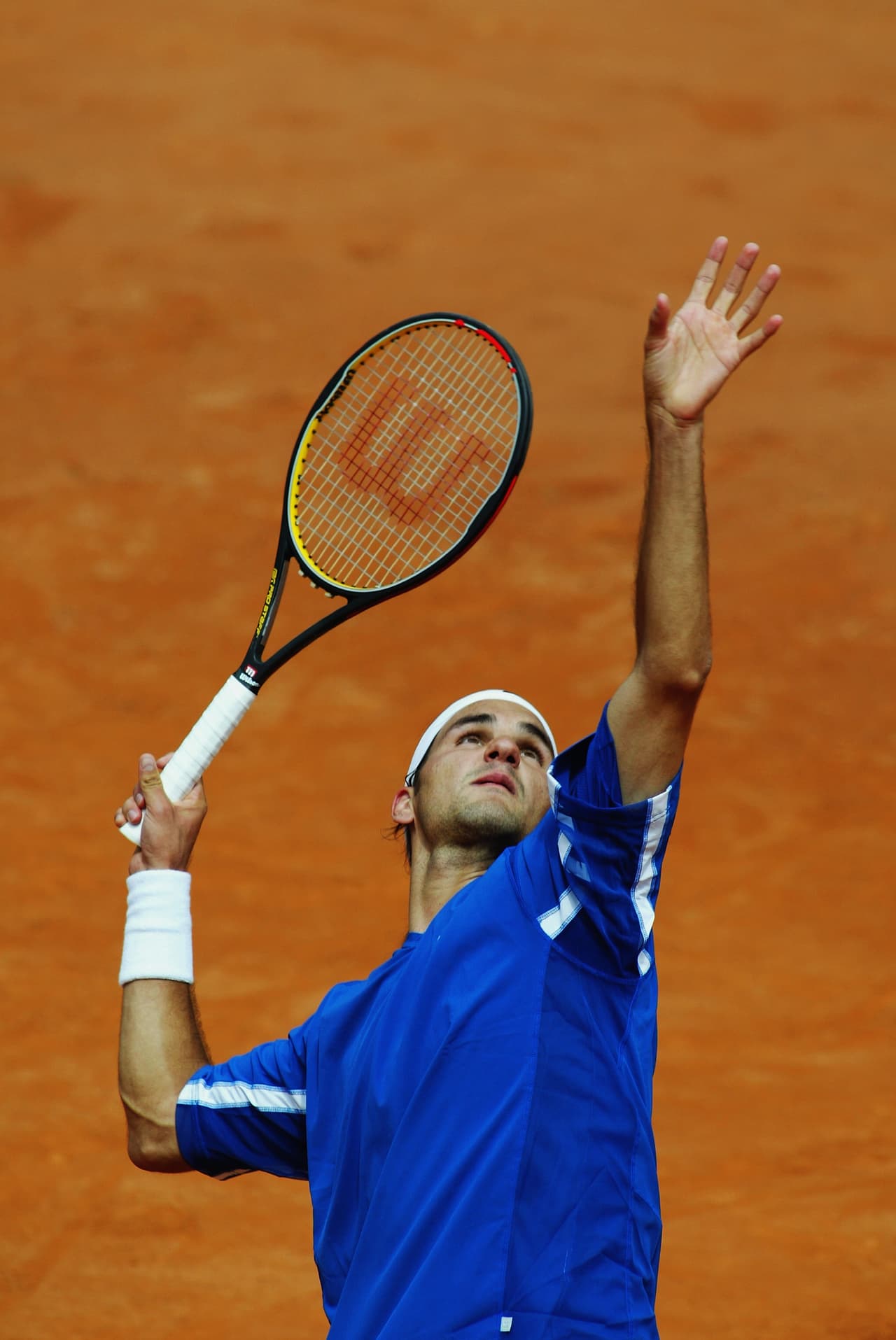 Roger no cumplió su servicio militar obligatorio, ya que lo consideraron ‘no apto’ por tener un problema en su espalda.