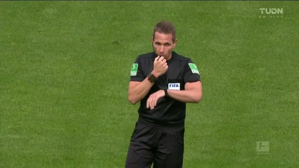 Arranca el partido y la pelota está en juego.