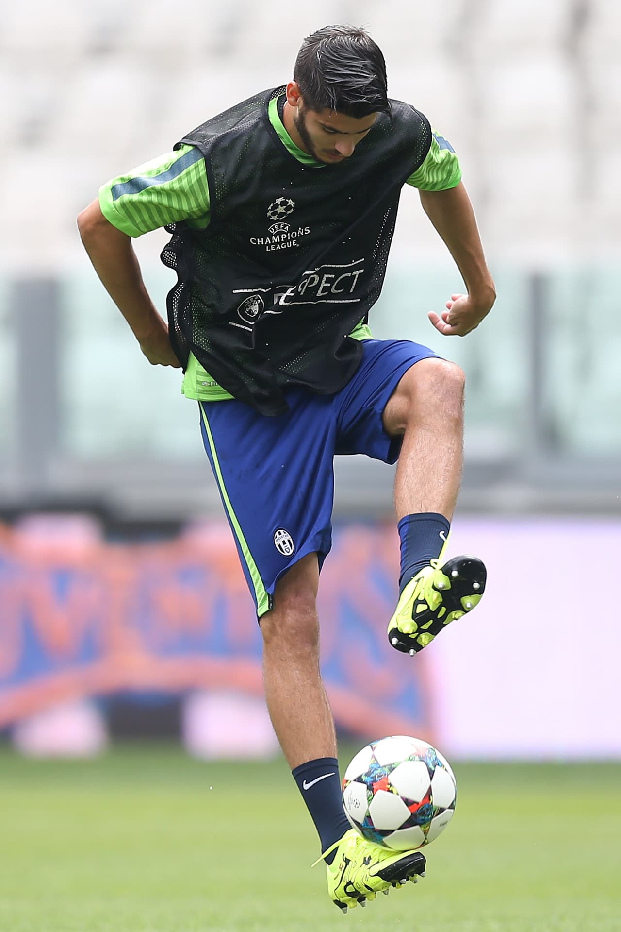 Álvaro Morata es un delantero español de 22 años que la temporada anterior deambulaba en la suplencia del Real Madrid como otro canterano más que no recibió oportunidades suficientes. En julio pasado los blancos se lo vendieron a la Juve sin saber que estarían condenándose a sí mismos dejando ir a su verdugo que hoy está postrado en la final de la Champions.