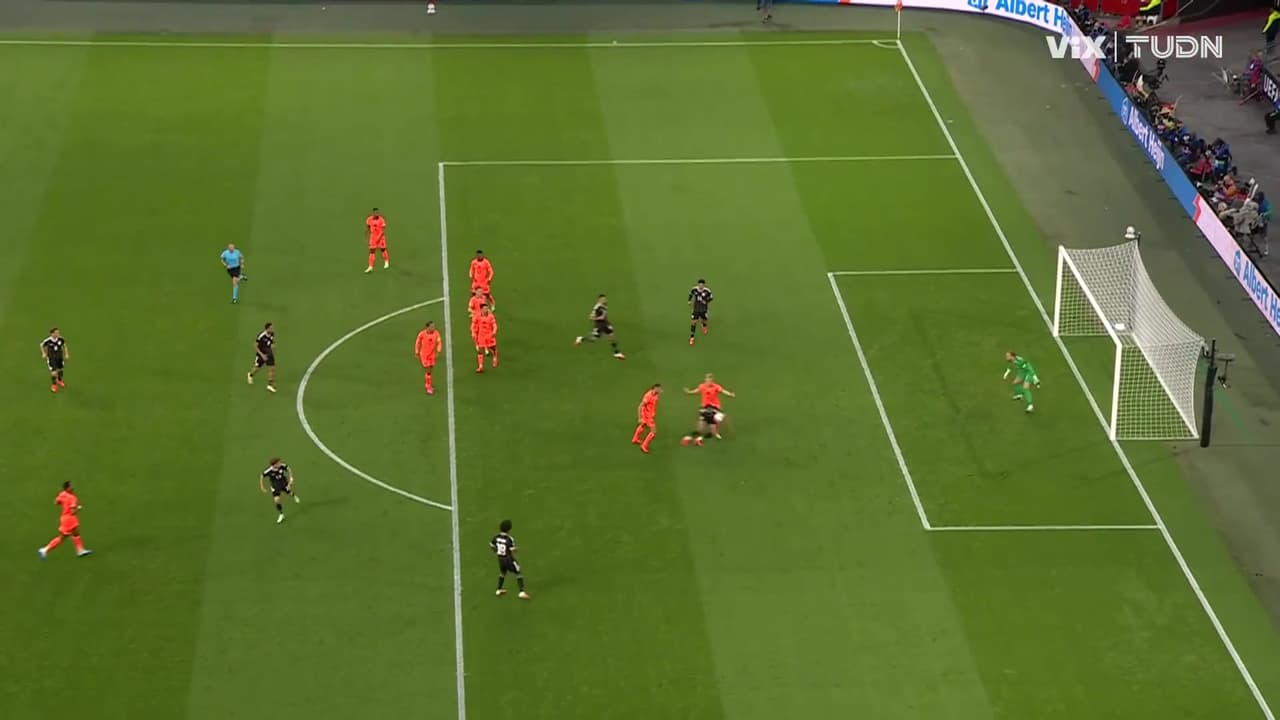 ¿Penal para Alemania? Schade cae en el área pero el árbitro no señala nada