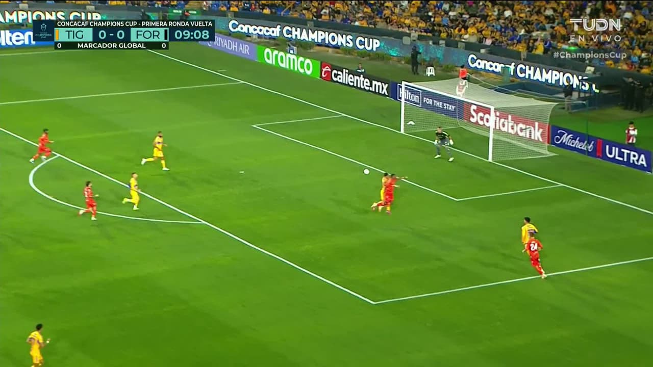 ¡TIRO ATAJADO! disparo por Tristan Borges.