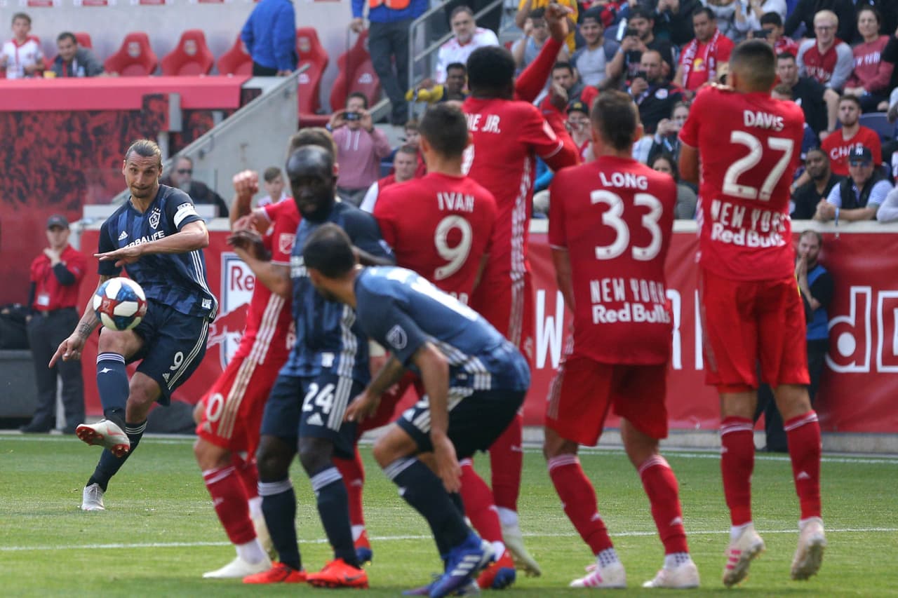 Con la pelota quieta, Zlatan Ibrahimovic (izquierda) buscó darle de nuevo la ventaja a LA Galaxy.