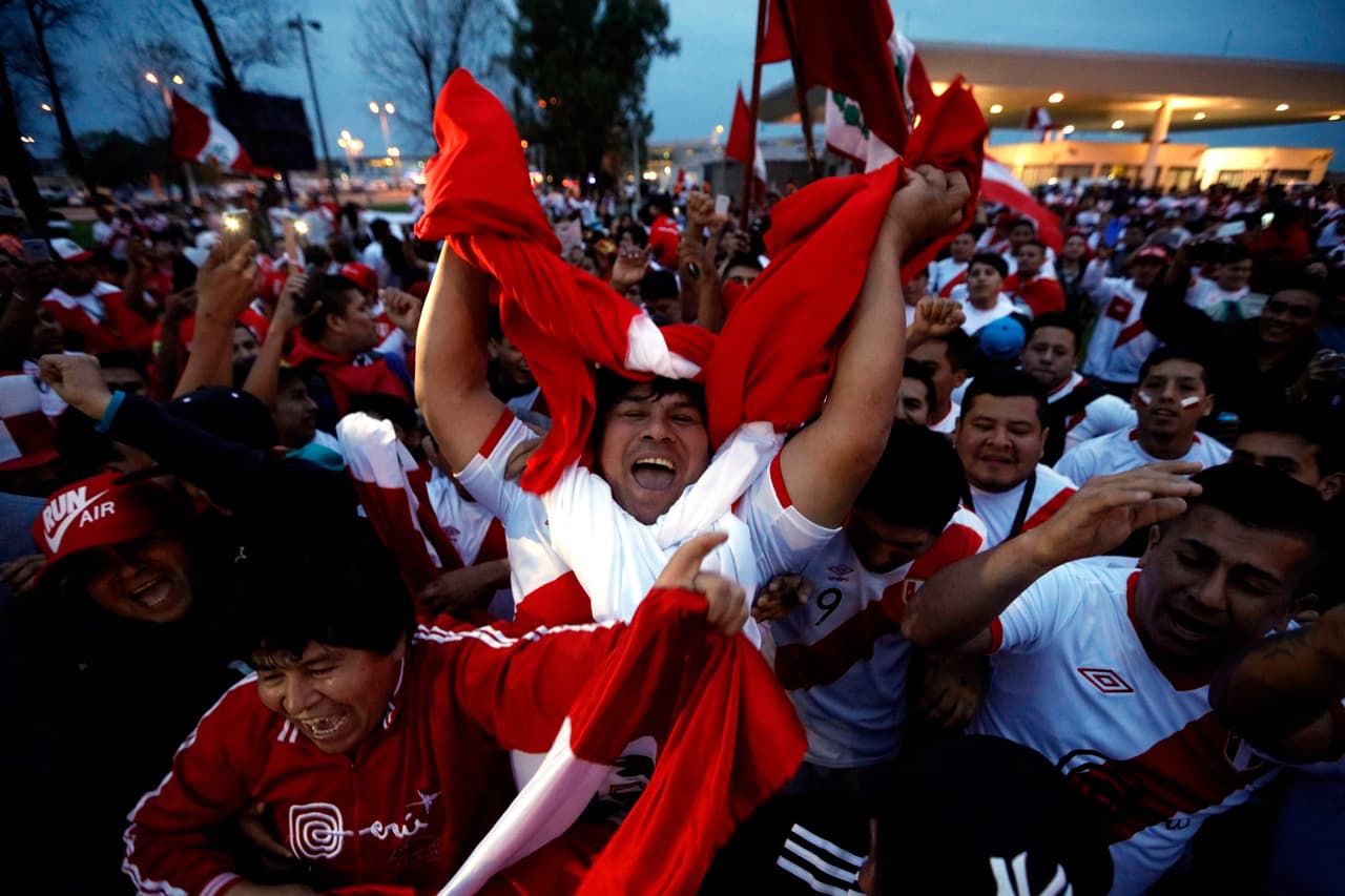 Los fanáticos peruanos llegaron a Buenos Aires para recibir y apoyar a su selección. Tomaron las calles en medio de una fiesta llena de alegría, colorido y belleza...