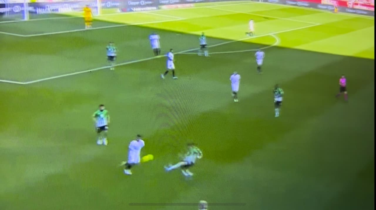 Brutal jugada de fantasía de 'Tecatito' Corona en gol del Sevilla