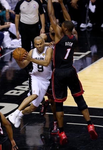 Todo o nada. Dispuestos a dejar la vida en la cancha San Antonio fue por su quinto campeonato mientras Miami buscaba salir de la mala racha 3-1 pese a que ningún equipo en la historia lo había logrado en una final. San Antonio apaleó a Miami.          