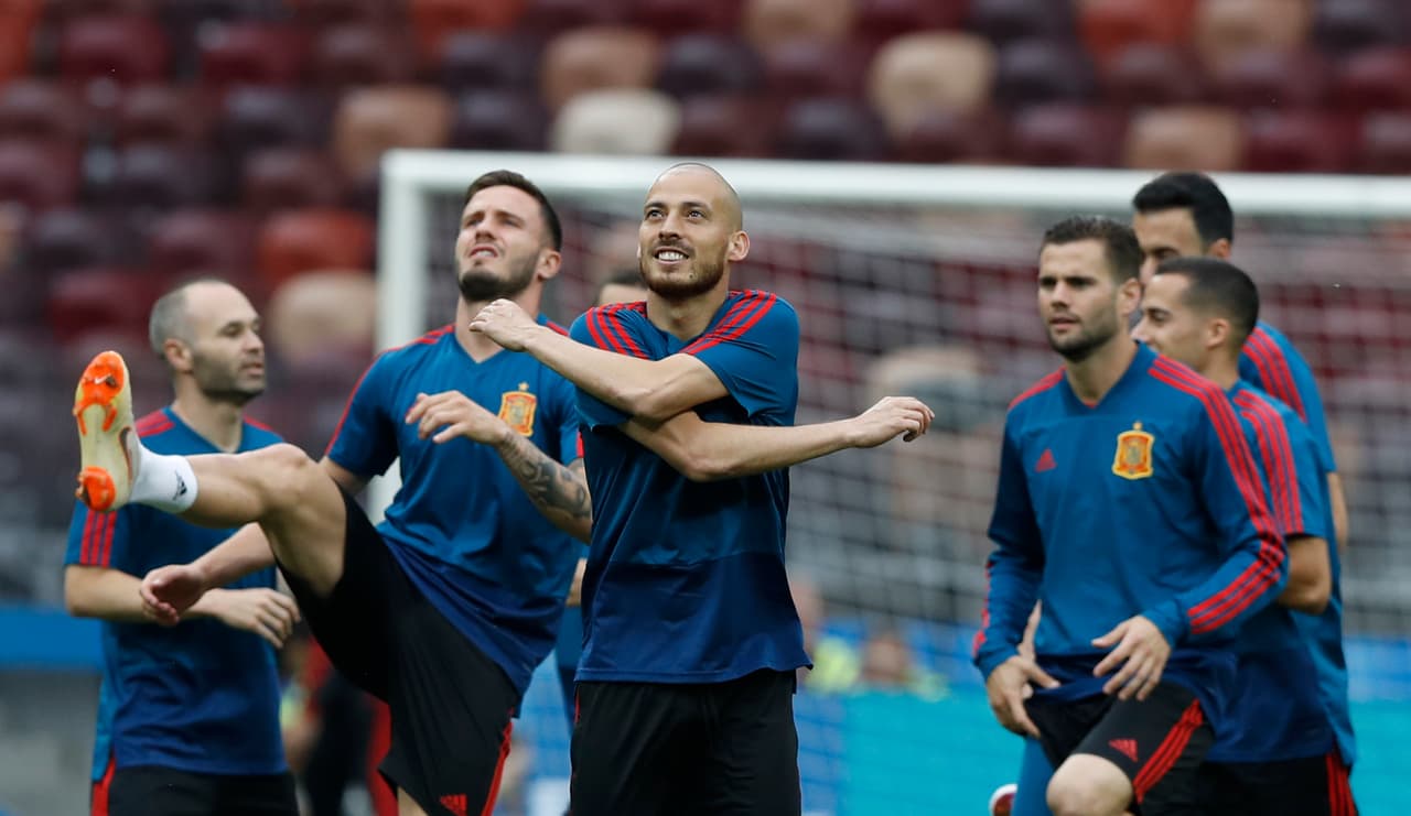 Al centro en la imagen, David Silva, el experimentado atacante español del Manchester City, haciendo estiramiento musculares para quedar a tono para el partido de este domingo.