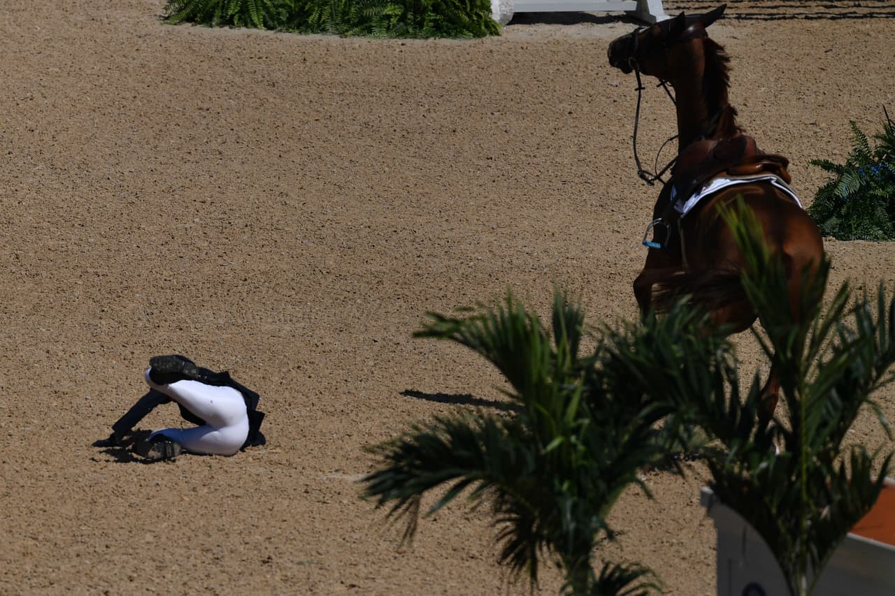 Hablando de golpazos, caer de un caballo en la equitación no se queda atrás.