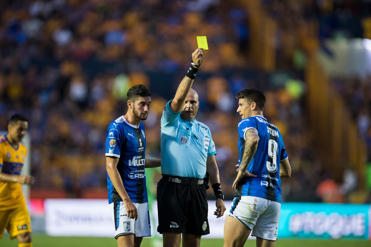 Francisco Chacón fue el árbitro del encuentro y mostró cuatro tarjetas de amonestación, todas para jugadores del Querétaro.
