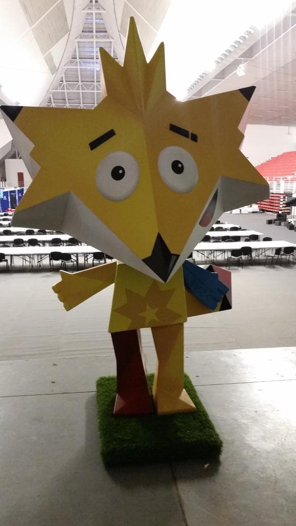 Uno de ellos es el papa Francisco, que recibió el obsequio de manos del presidente de la federación chilena, Sergio Jadue, en una audiencia en el Vaticano en abril pasado.