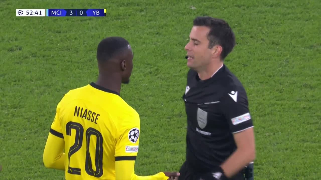 ¡Tarjeta Roja! Sandro Lauper recibe la segunda amarilla y se va del juego.