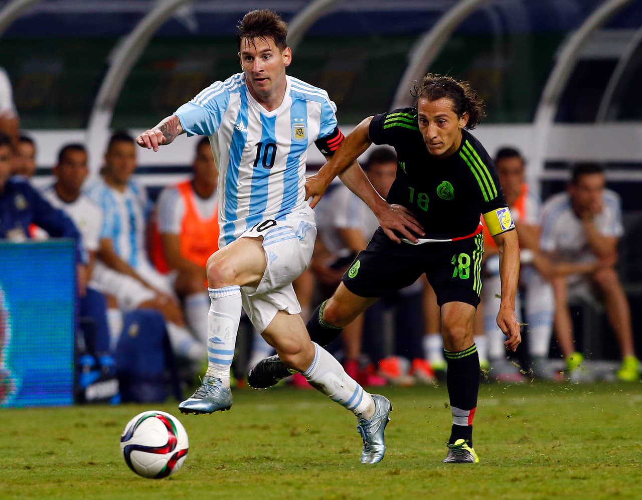 <b>Andrés Guardado: </b>Uno de los capitanes de la actual selección mexicana, el volante de contención fue convocado por Ricardo Lavolpe en 2005. En la Copa América 2007 México logró el tercer lugar al derrotar 3-1 a Uruguay, uno de los goles fue de Guardado, su primer y único gol en el torneo, con un potente tiro de media distancia. Ha sido el jugador más joven en alcanzar 100 partidos con México. Integró la selección ganadora de la Copa Oro 2011 y 2015.