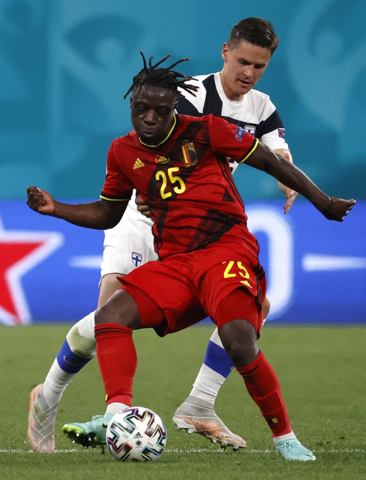 Belgica derrota 2-0 a la selección de Finlandia y califica como primer lugar del Grupo B a Octavos de Final. Los finlandeses guardan la esperanza de pasar como mejor tercero. Los goles fueron por parte de Romelu Lukaku y Lukas Hradecky.