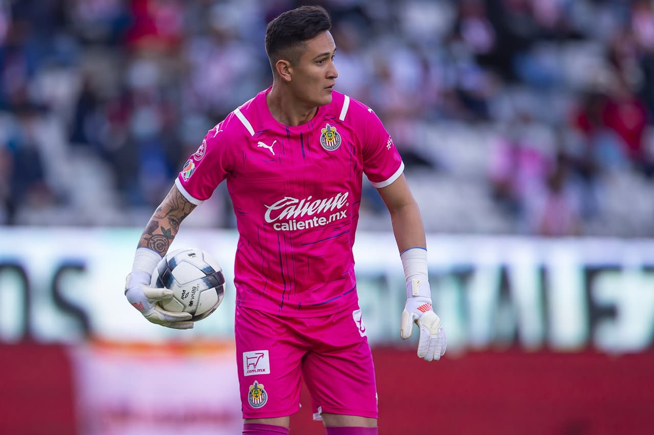 Raúl Gudiño protagoniza 'oso' y autogol en Chivas