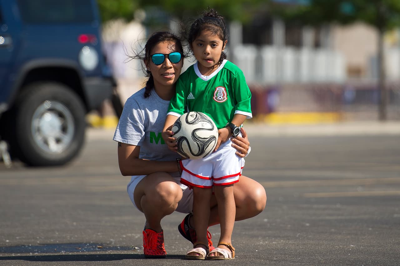 Cuernos, máscaras de lucha libre, maquillaje, banderas y disfraces fue sólo un poco del folclor vivido durante el partido amistoso del Tri.
