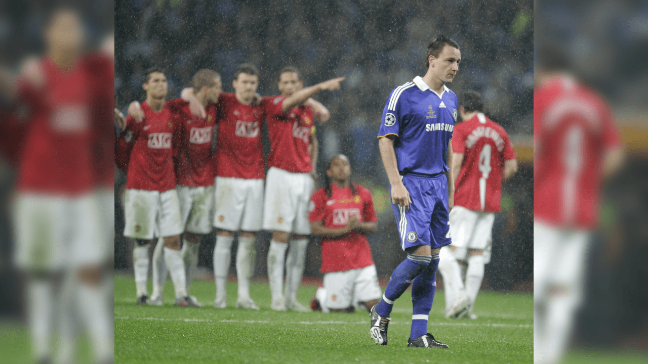 <b>Momento clave</b>
<br>- Chelsea podía asumir la ventaja en el quinto tiro y fue el turno de John Terry. 
<br>- Cristiano esperaba ansioso al fondo, acompañado de sus compañeros.