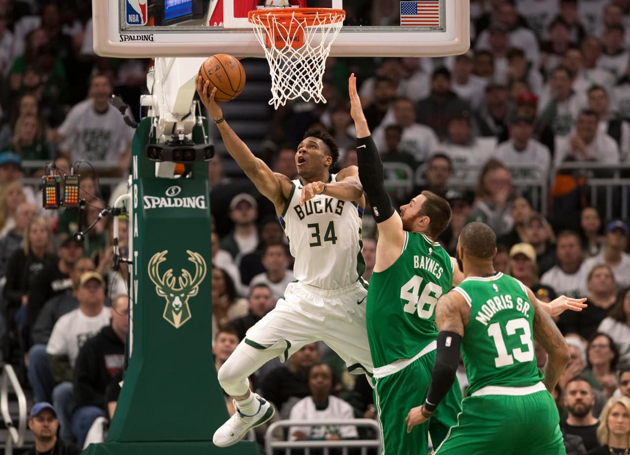 Luego de la pésima noche que tuvo en el Juego 1, Giannis se sacudió esa mala velada y respondió con un mejor esfuerzo en sus tiros de campo (7-16) aunque todavía tiene amplio margen para mejorar.