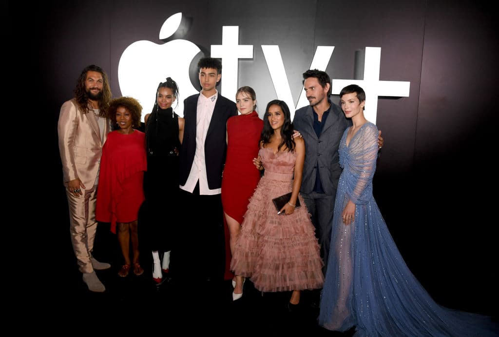 Con Jason Momoa en el papel principal de Baba Voss, el jefe de una tribu de personas en un mundo donde los seres humanos han perdido la visión y se han adaptado a un estilo de vida diferente durante muchos siglos.