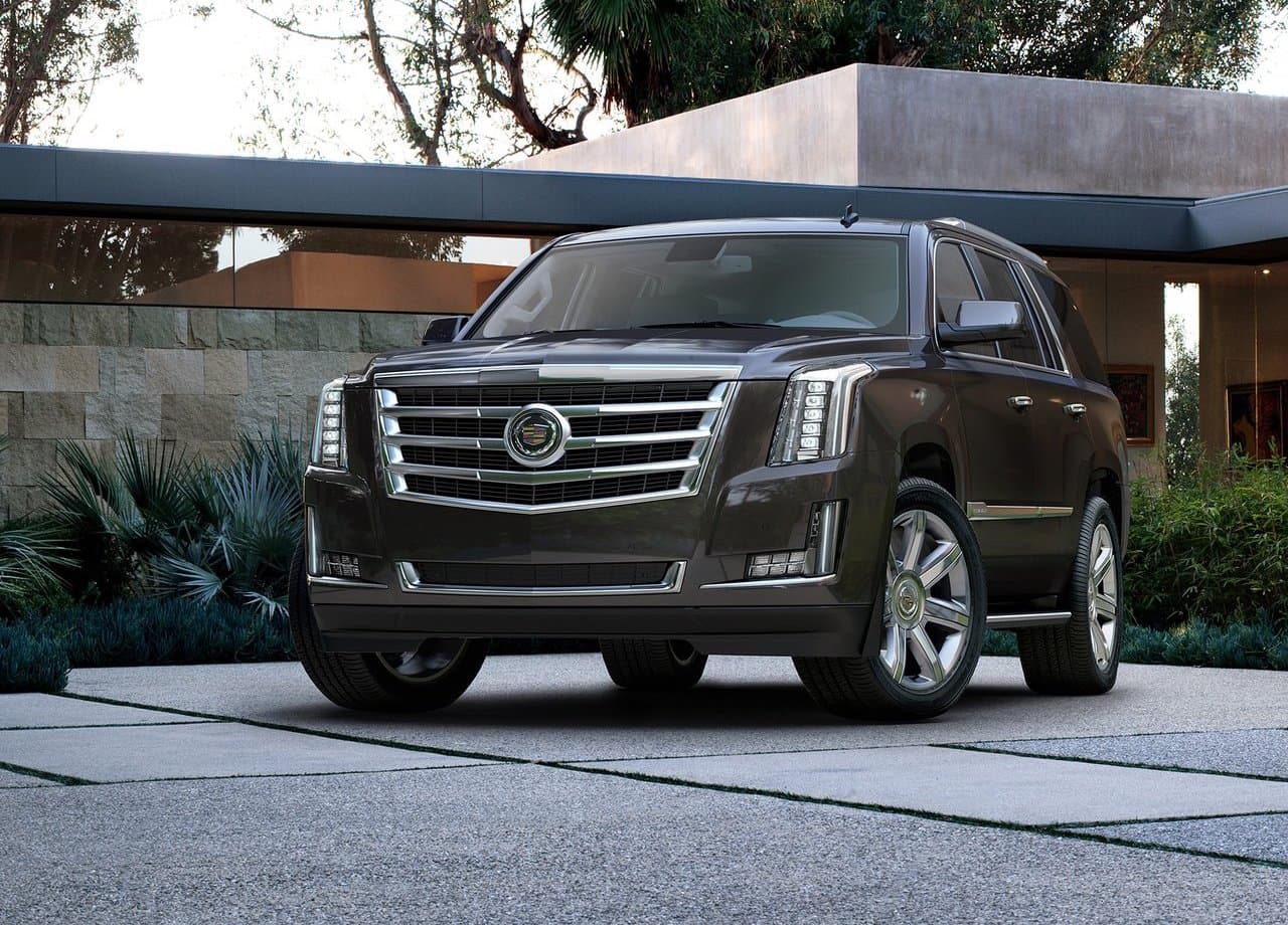 <b>Cadillac Escalade</b>
<br>
<br>Un vehículo utilitario para salir con toda la familia. Y aunque era uno de los modelos más baratos en su garaje, éste no se quedaba corto en lujos y comodidades. De hecho, la Cadillac Escalade es uno de los vehículos más populares entre las celebridades, casi al punto de ser un requisito si formas parte de las estrellas. El precio de esta SUV de lujo ronda los $75,000.