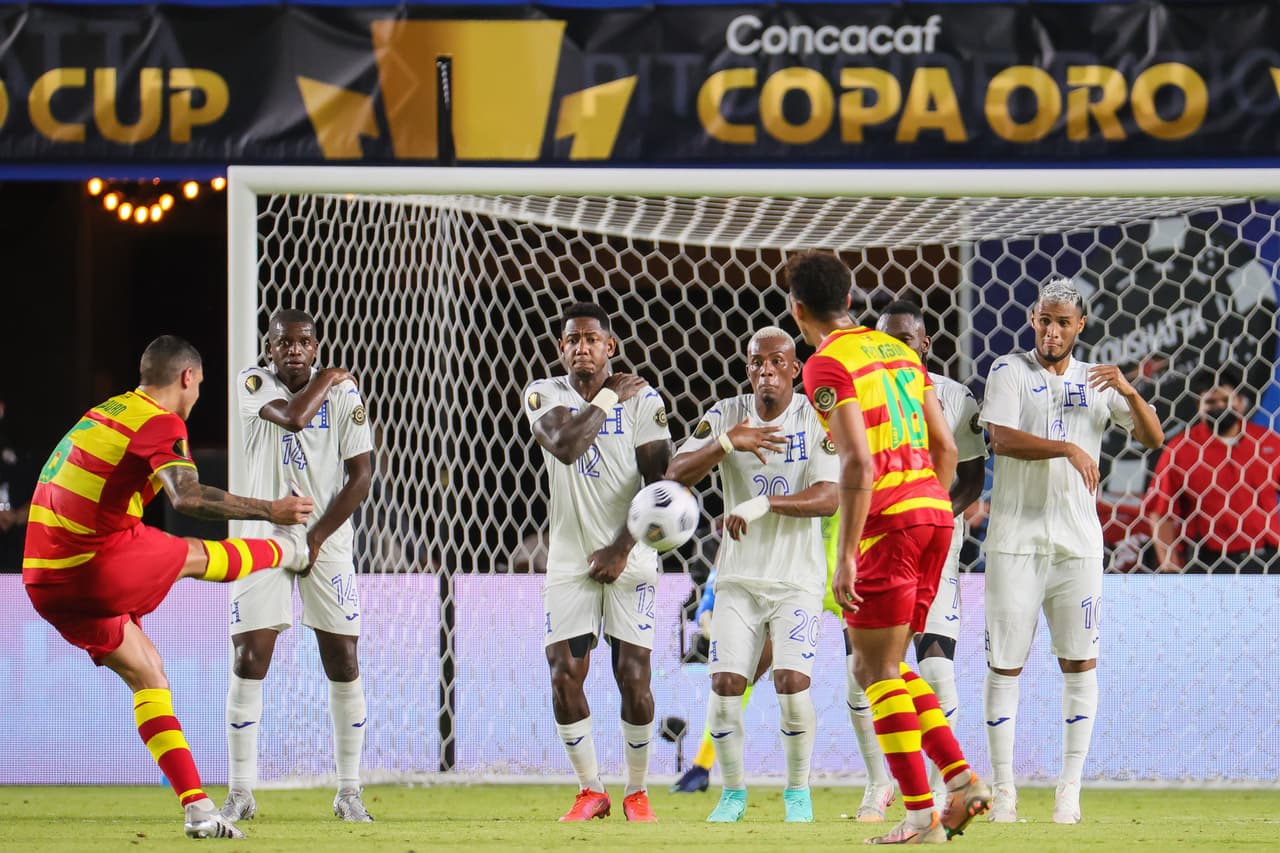 Granada no bajó los brazos, a pesar de la ventaja de dos goles, y respondió con peligrosos tiros libres directoss.