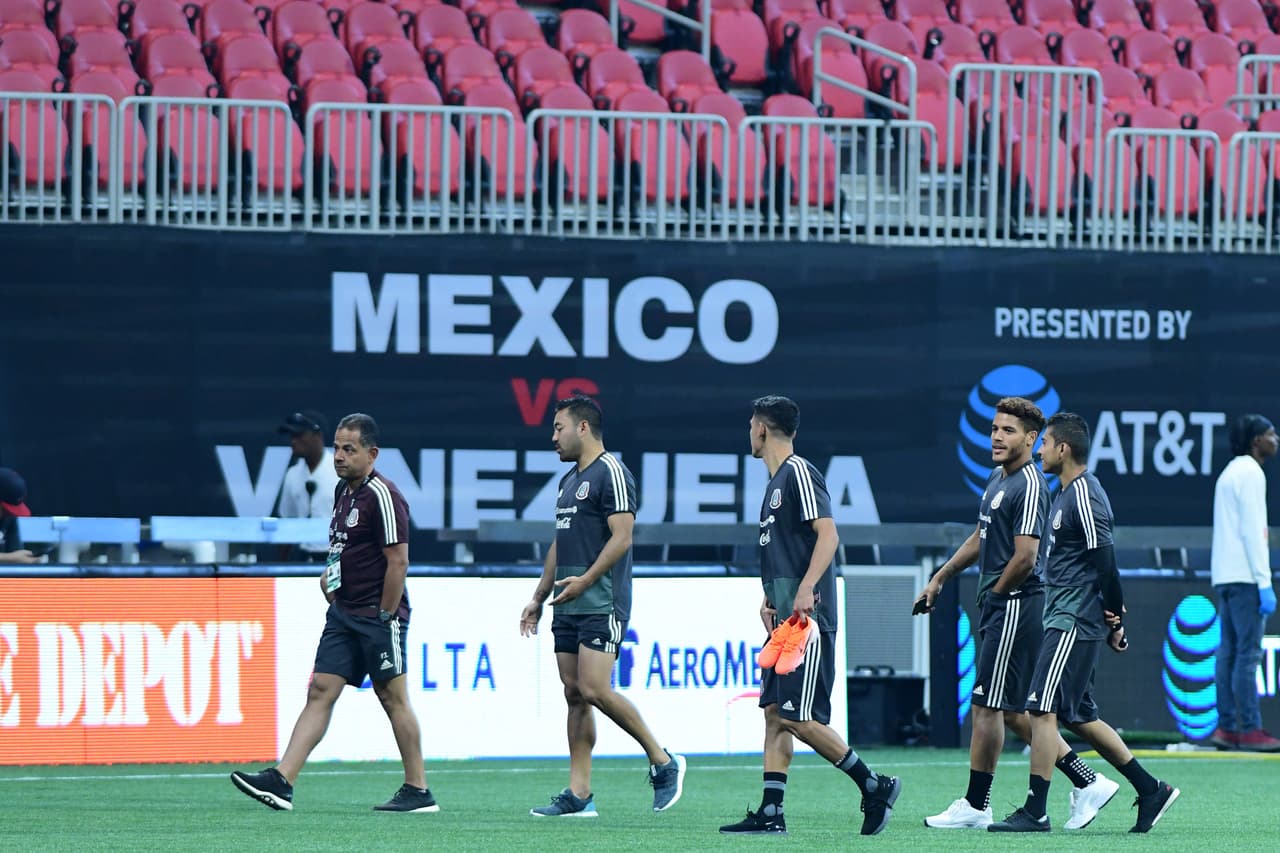 La Selección Mexicana de Fútbol se 'mojó los pies' en la fastuosa casa de los Atlanta Falcons y del Atlanta United, el Mercedes-Benz Stadium, donde jugará este miércoles ante su similar de Venezuela, un partido que sirve a ambos escuadrones de cara a sus compromisos del verano, como la Copa Oro y la Copa América, respectivamente. Así se entrenaron los jugadores del Tri bajo las órdenes de Gerardo 'Tata' Martino en Atlanta esta tarde de martes.