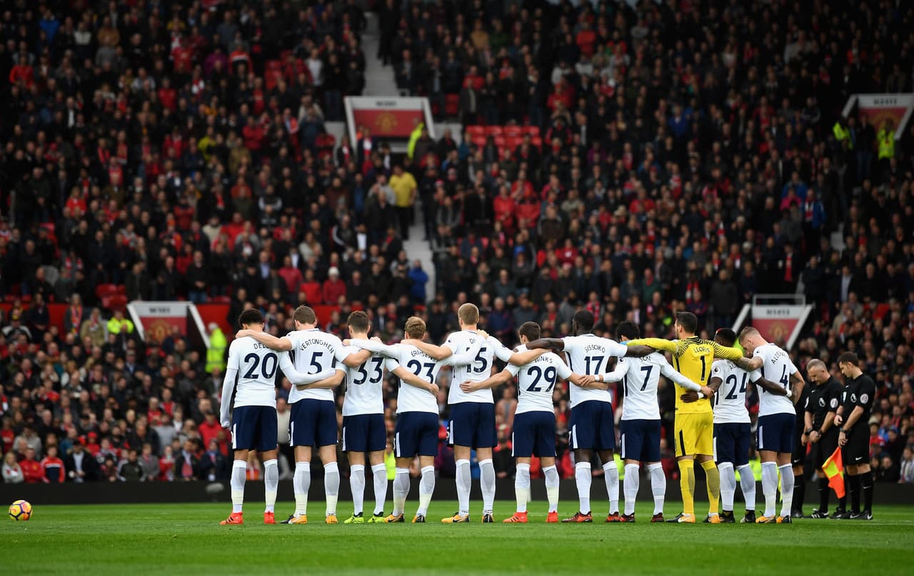 Mientras que el Tottenham lo hizo con: Lloris
<b>;</b> Aurier, Davies, Alderweireld, Vertonghen; Dier, Winks, Eriksen, Alli; Sissoko, Son.