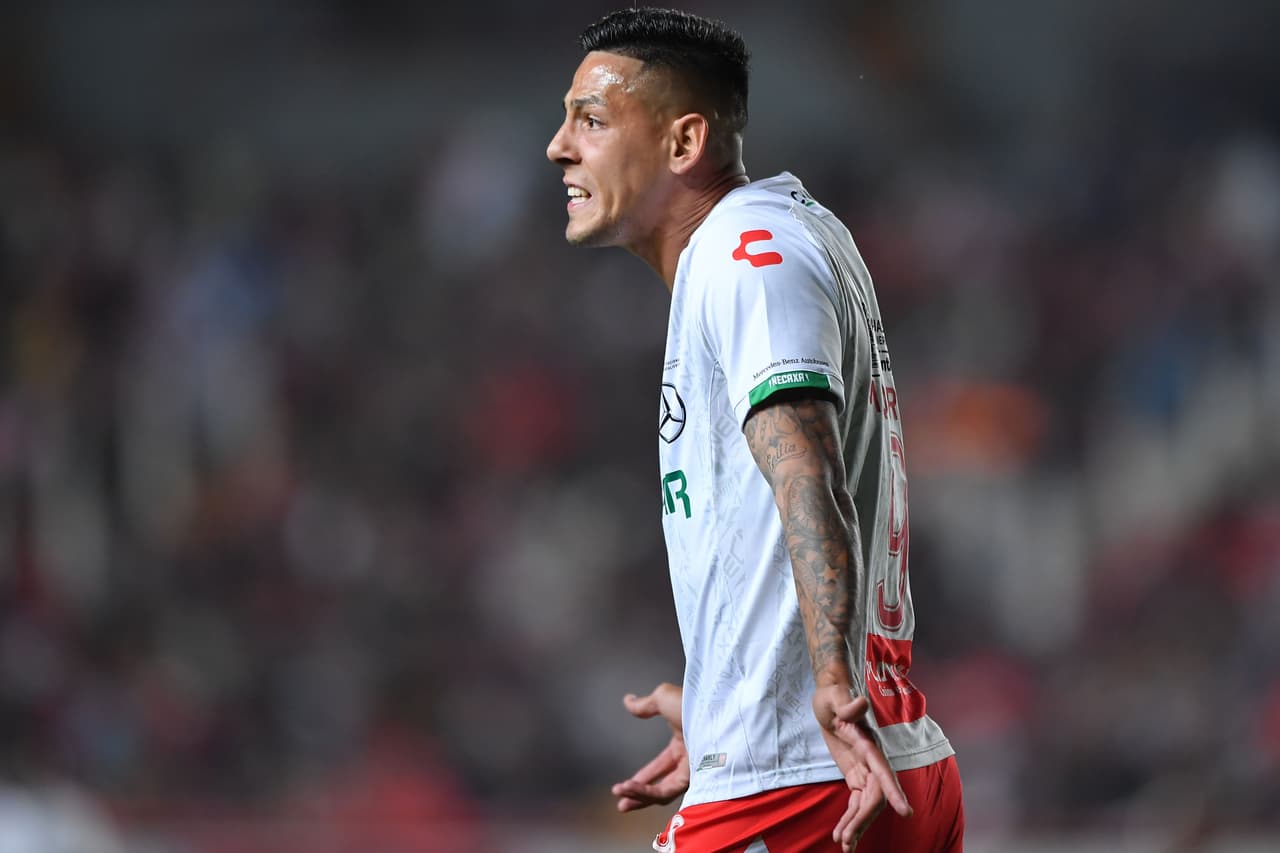 Cada vez que anota y su gol es anulado el jugador va directo con el árbitro para recibir una explicación.