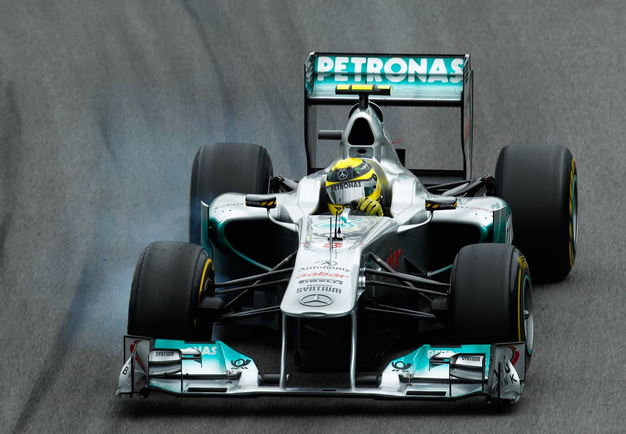 La temporada
<b>2011</b> vio a Mercedes estrenar el
<b>W02</b>, y mantener a Schumacher y Rosberg en el equipo.
<b>Rosberg mostró ser un duro rival para su compañero</b>, al punto de batirlo en el campeonato de pilotos finalizando un puesto delante de él, aunque lo mejor que logró fueron
<b>dos quintos puestos.</b>