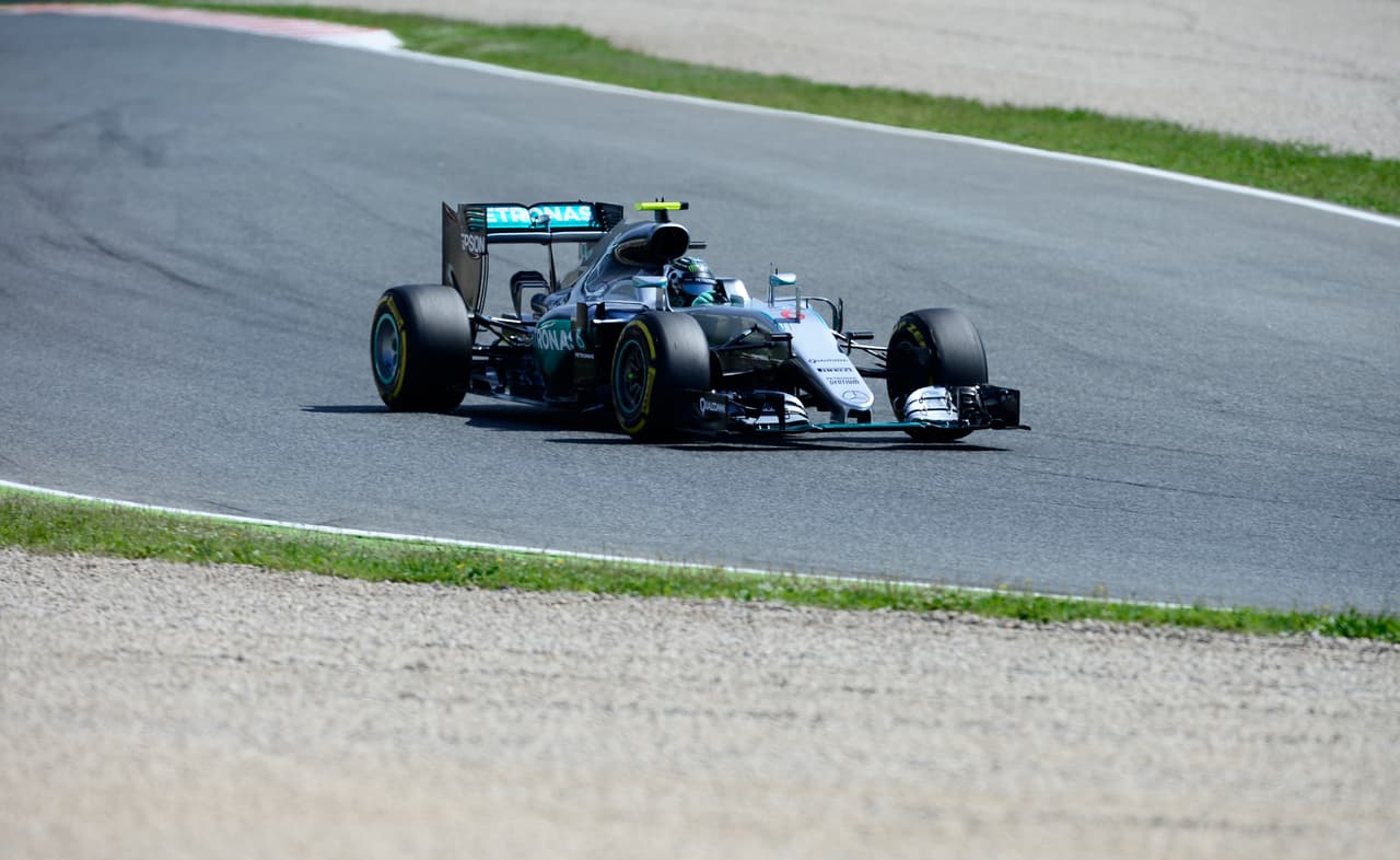 La
<b>temporada 2015 sería un calco de la anterior</b>, con
<b>Hamilton ganando el título</b> por sobre
<b>Rosberg</b>, quien
<b>ganó seis carreras</b> con el
<b>Mercedes W06</b> (España, Mónaco, Austria, México, Abu Dhabi y Brasil), además de seis pole-positions consecutivas en las seis competencias finales del año.