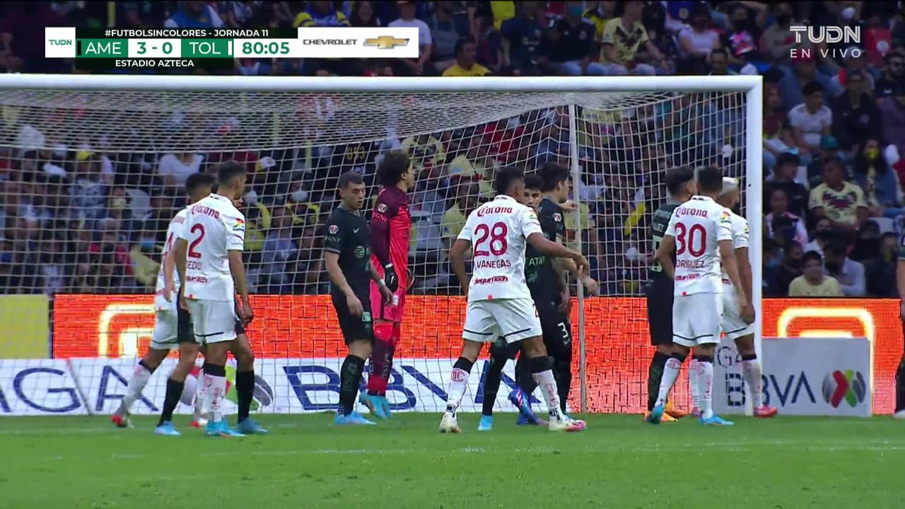 ¡TIRO ATAJADO! disparo por Álvaro Fidalgo.