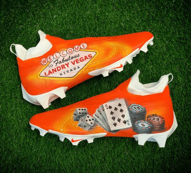 Este diseñador lleva 17 años realizando diseños en los cleats.