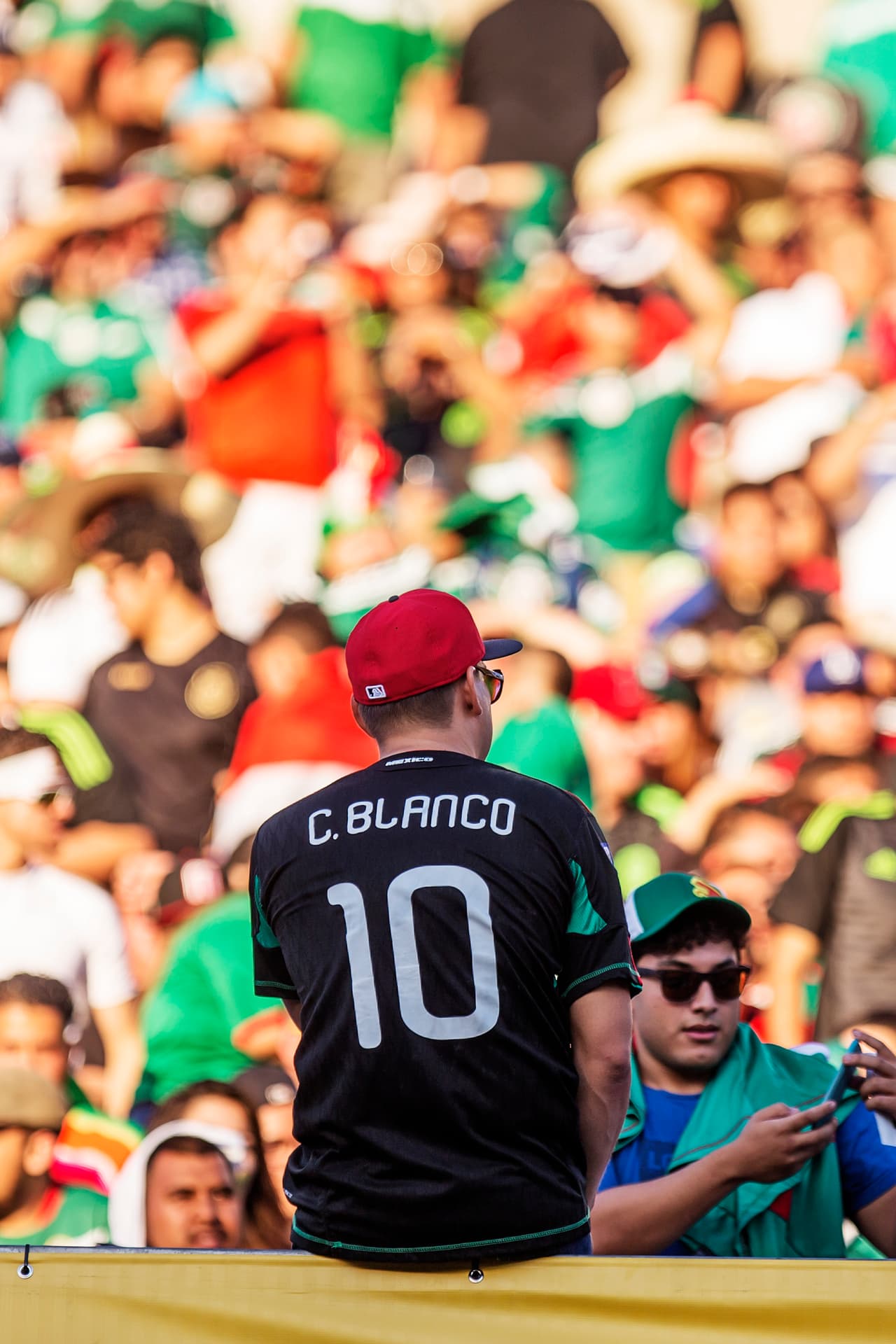 Las aficiones de México y Estados Unidos colmaron el Rose Bowl de Pasadena y armaron una gran fiesta.