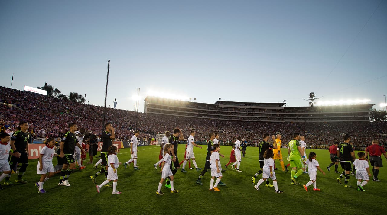Las aficiones de México y Estados Unidos colmaron el Rose Bowl de Pasadena y armaron una gran fiesta.