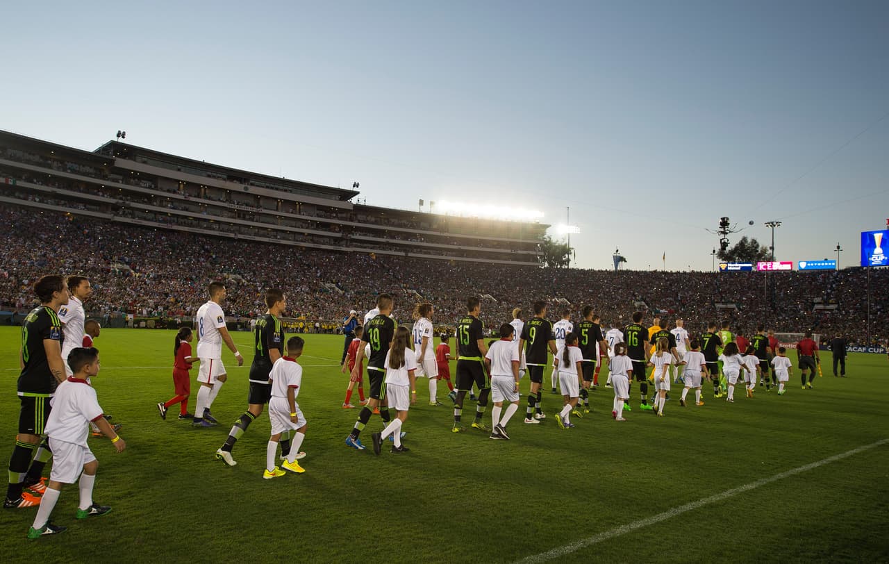 Las aficiones de México y Estados Unidos colmaron el Rose Bowl de Pasadena y armaron una gran fiesta.