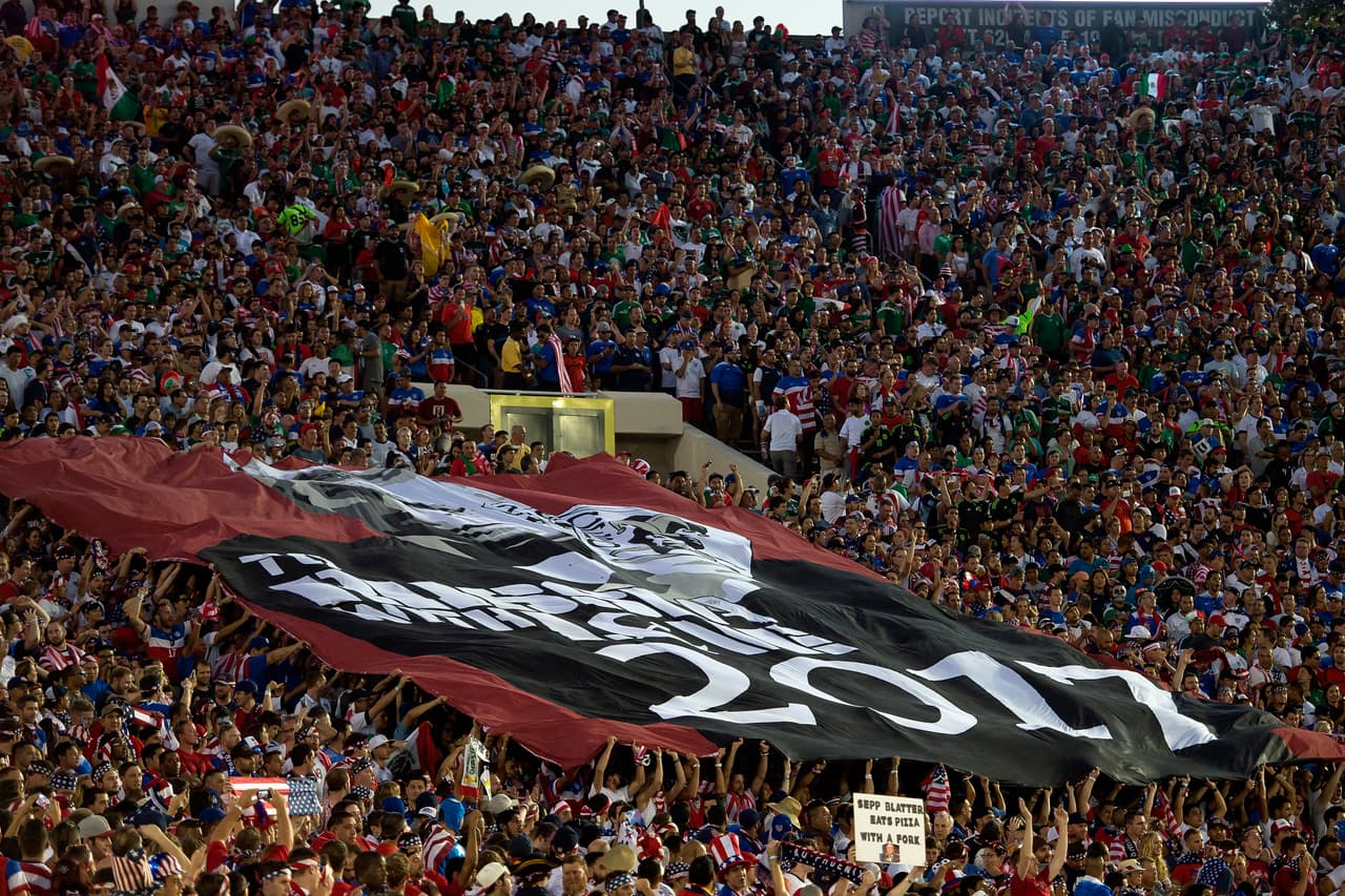 Las aficiones de México y Estados Unidos colmaron el Rose Bowl de Pasadena y armaron una gran fiesta.