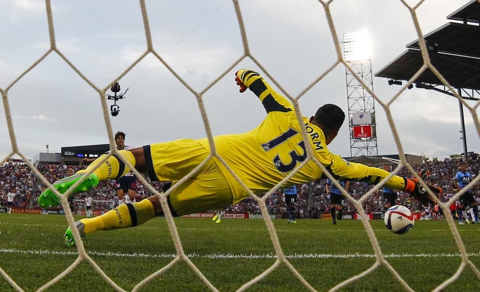 Kaká la ubicó tan cerca del palo que ni la estirada de Michel Vorm puede frenar el penalty.