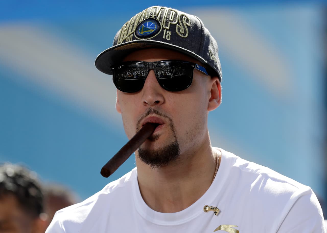 Miles de aficionados de los Golden State vivieron la celebración en un gran ambiente. Curry, Durant, Klay Thompson, Draymond Green y demás disfrutaron de su nueva victoria en el mejor baloncesto del mundo, la NBA.