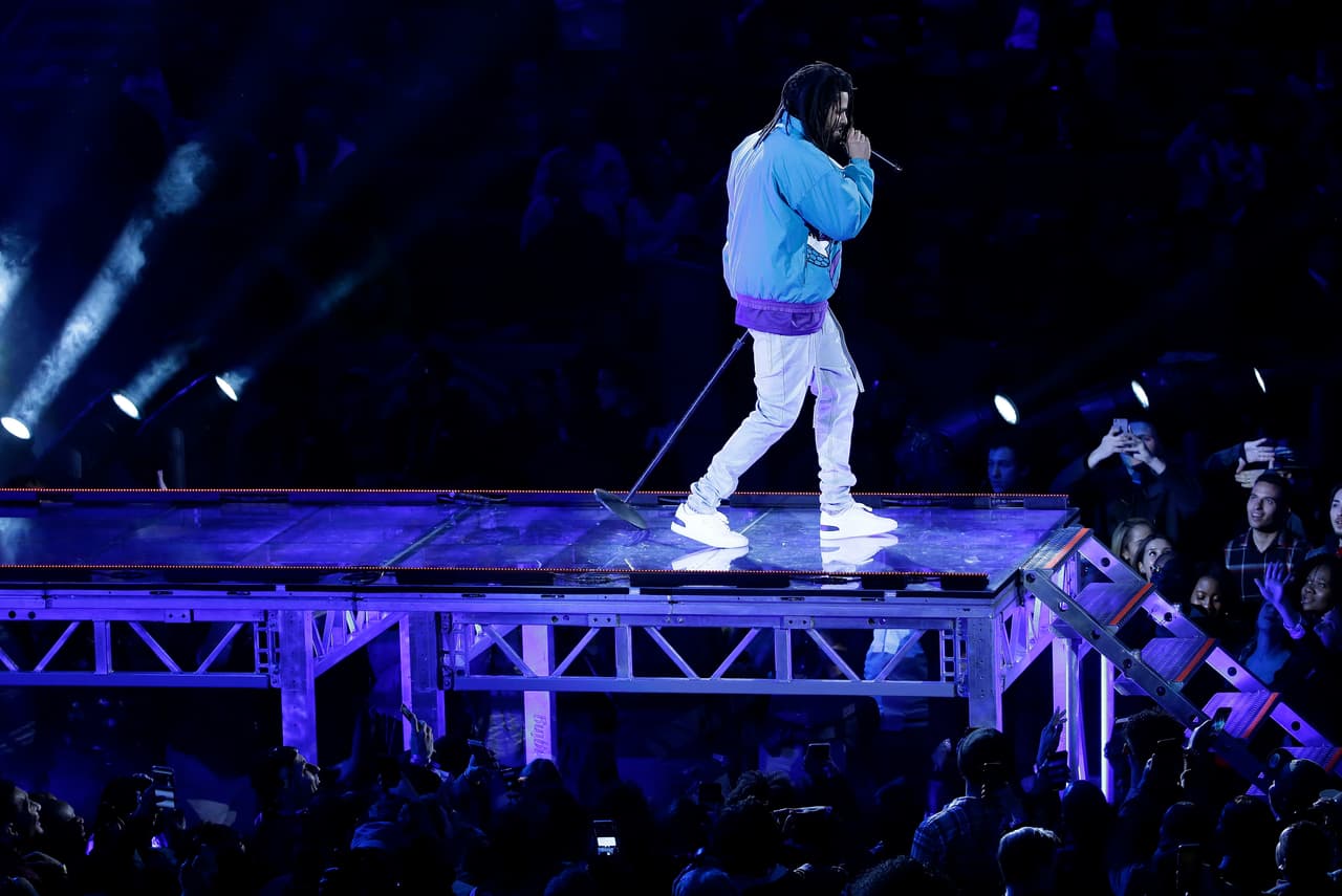 El rapero J. Cole se presentó en el intermedio de la edición 68 del NBA All-Star Game en Charlotte, North Carolina.