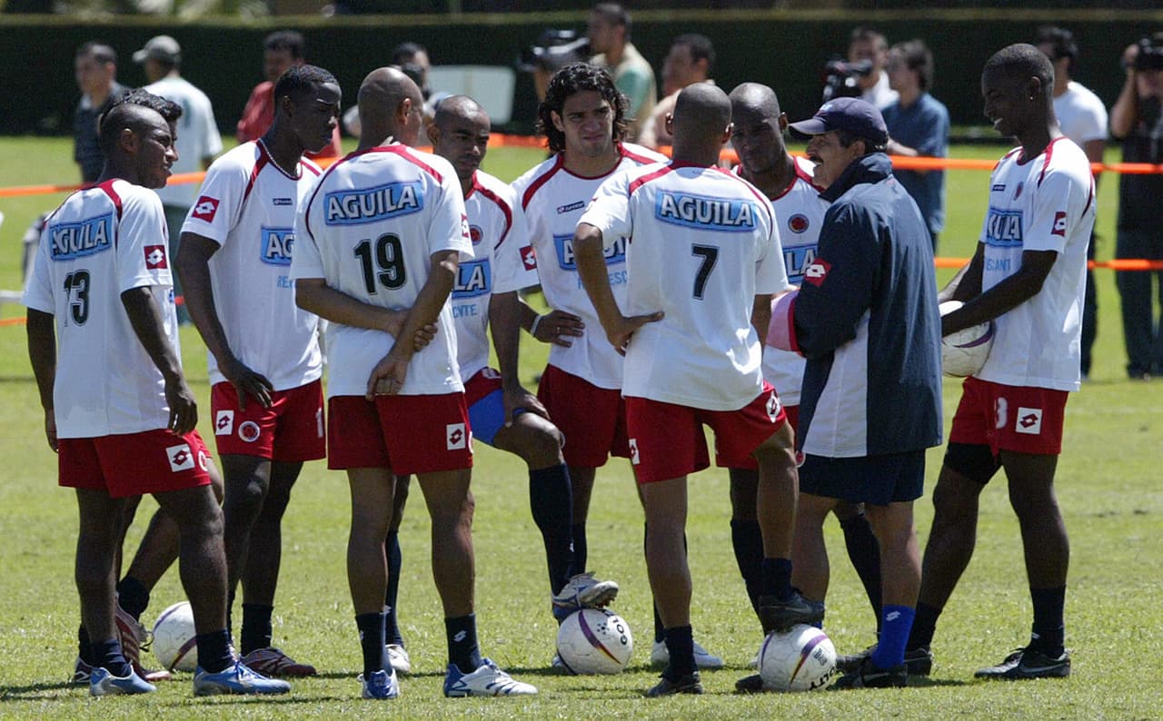 En sus equipos Pinto no ha sido muy bien visto por sus visitas nocturnas a las casas o habitaciones para saber si los jugadores se están cuidando. Esto ha sido una tradición del técnico colombiano a nivel de clubes y de selecciones. Los colombianos mostraron su molestia y acompañado de los malos resultados ello llevó a su salida en 2008.